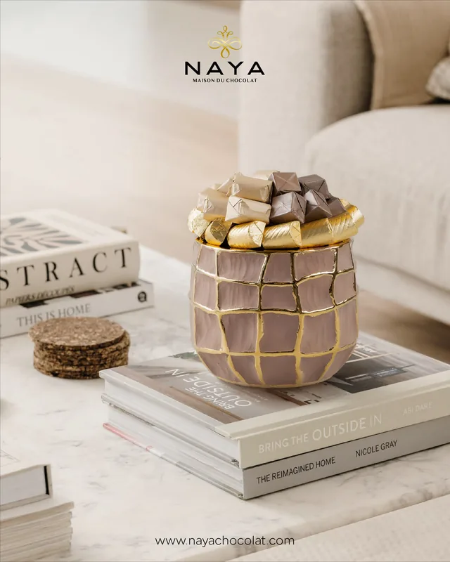 Vase de chocolats dans un salon